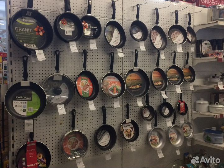 Посуда: кастрюли, сковороды и т.д возле вокзала