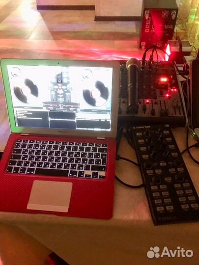 Диджей с оборудованием