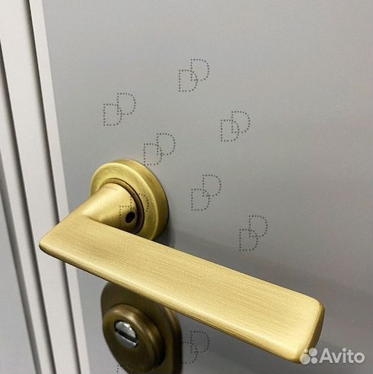 Белая входная металлическая дверь с окном