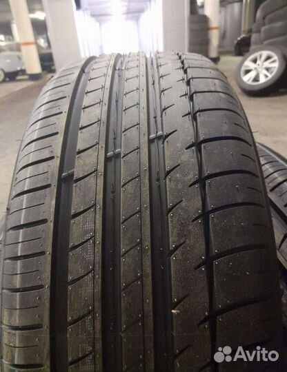 Triangle Sports TH201 235/40 R19 96