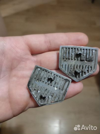 Шильдики nissan skyline 33 на крылья