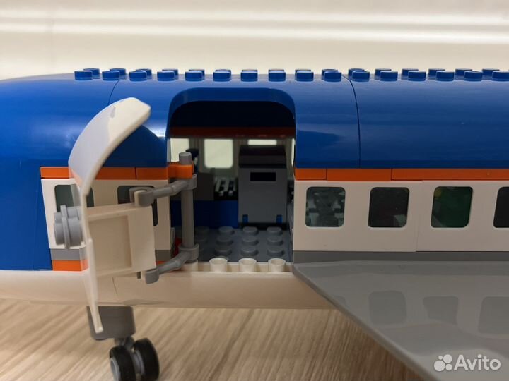 Самолет из лего