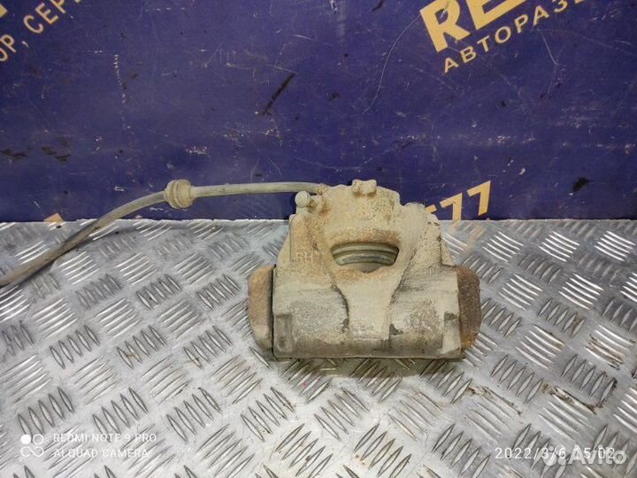 Суппорт передний правый Renault Fluence седан 1.6