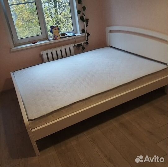 Кровати новые из массива дерева