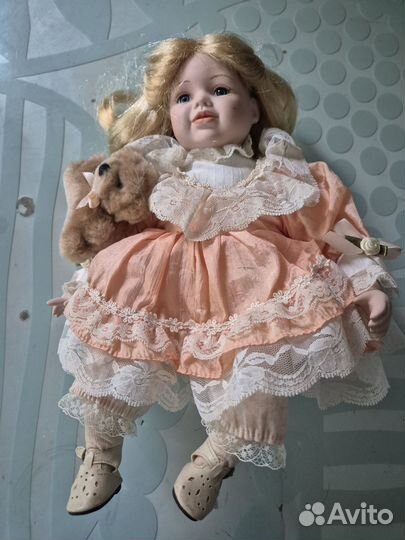 Кукла фарфоровая с мишкой