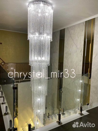 Каскадная люстра в лестничный проем