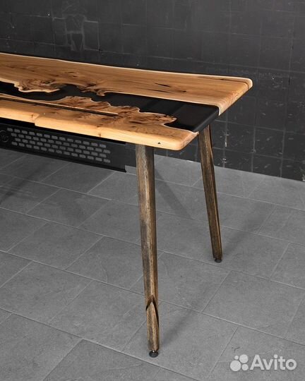 Стол из эпоксидной смолы