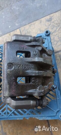 Передний тормозной суппорт левый на KIA sorento