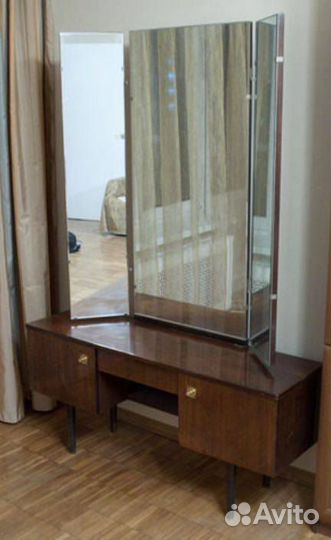 Трюмо с зеркалом