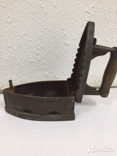 Старинный угольный утюг