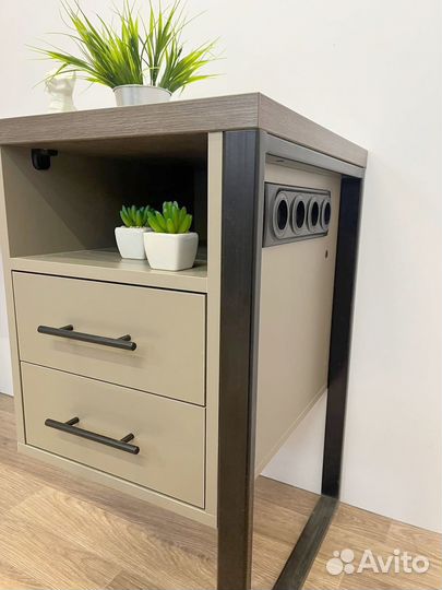 Маникюрный стол в стиле лофт