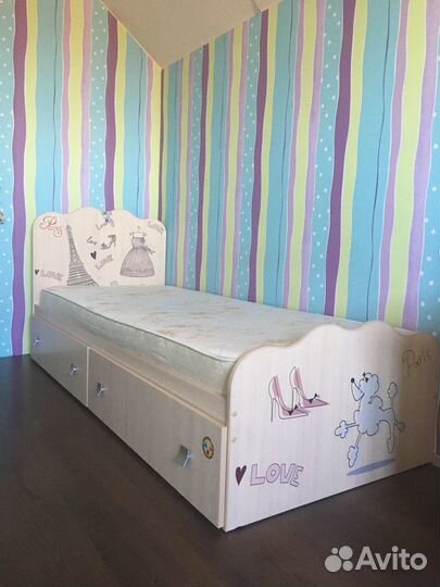 Детская кровать, стол