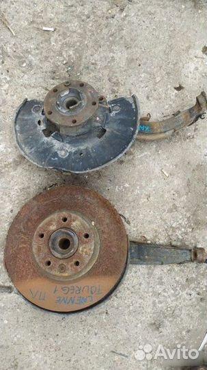 Кулак передний левый Volkswagen Touareg