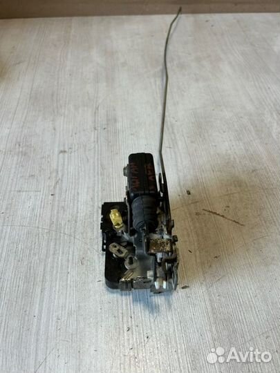 Замок двери задний левый Renault Logan K7M710