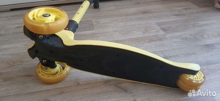 Самокат трехколесный желтый