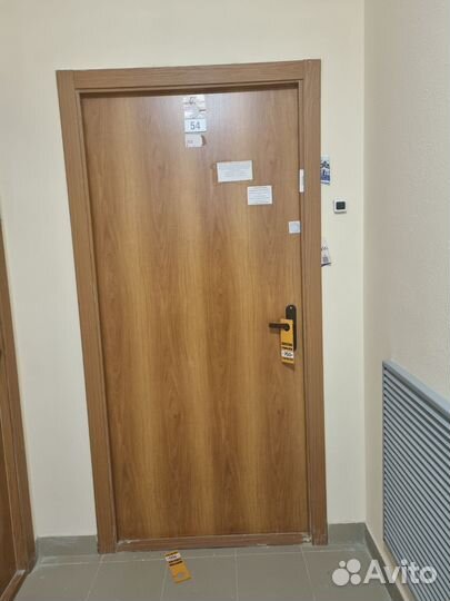 Дверь входная деревянная