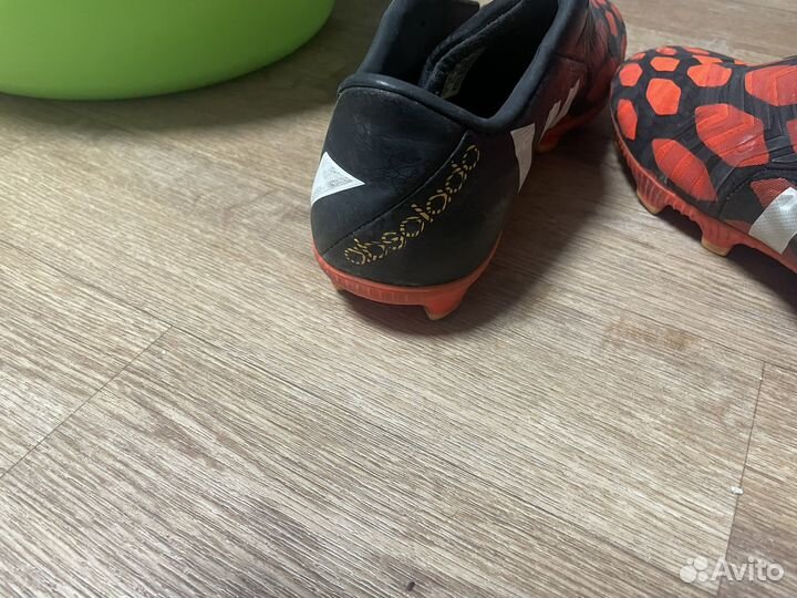 Футбольные бутсы adidas