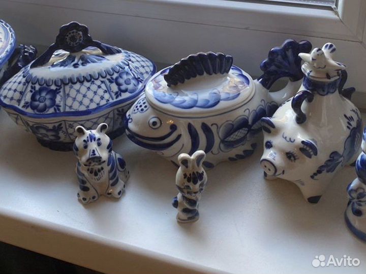 Посуда гжель много - доски, чашки, блюдца, фигурки