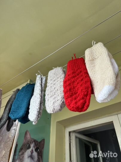 Вязанные носки и варежки