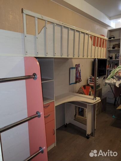Кровать чердак со столом и шкафом бу
