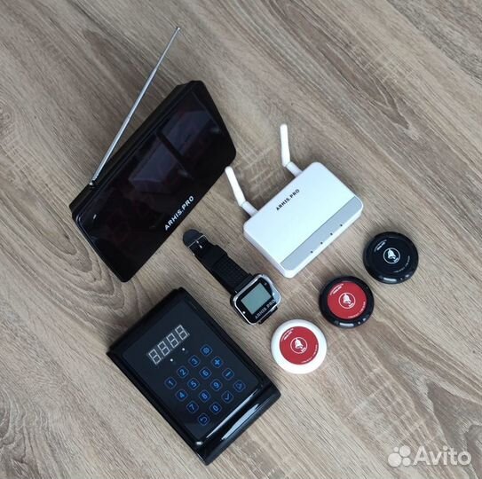 Кнопки вызова официанта с часами в оссортименте