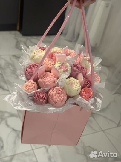 Шоколадеые цветы на 8 марта букет корзины