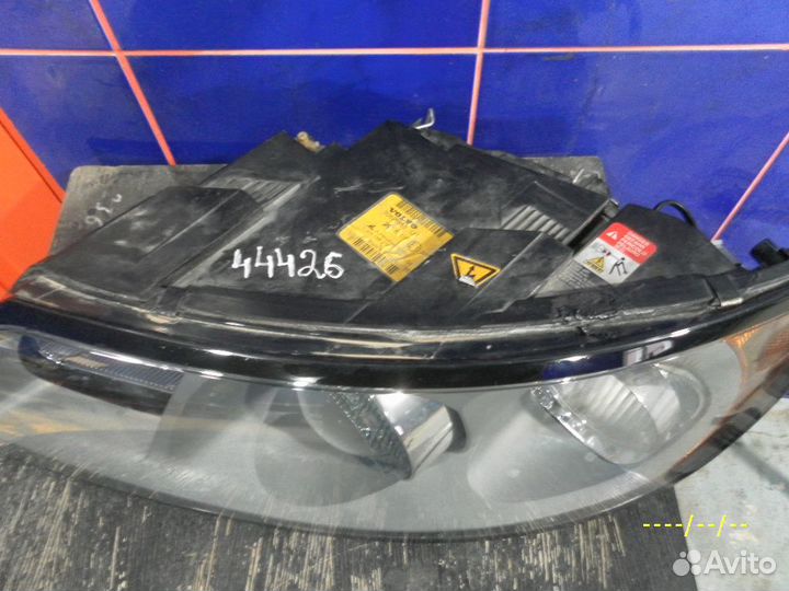 Фара левая Volvo S40 V50 Xenon