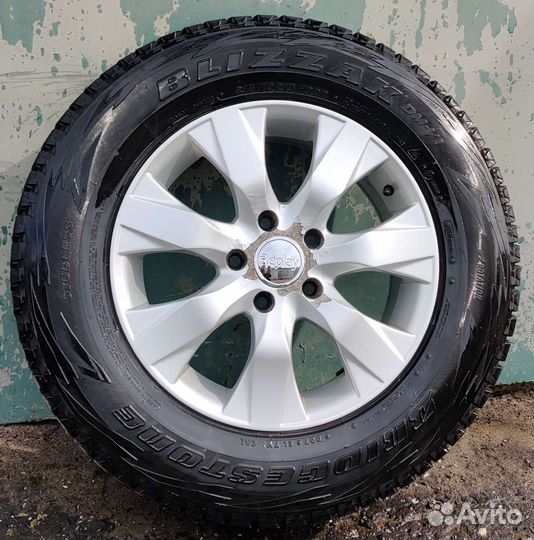 Bridgestone Blizzak DM-V1 215/70 R16