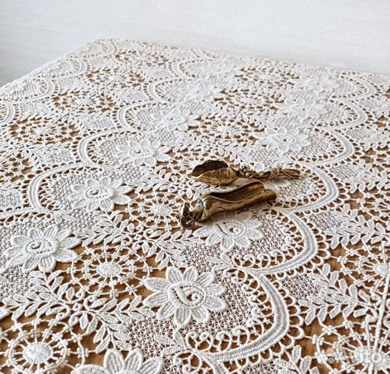 Роскошная большая новая кружевная скатерть