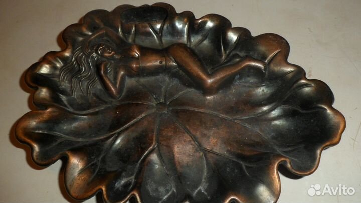 Пепельницы медные, где каждая с женским образом