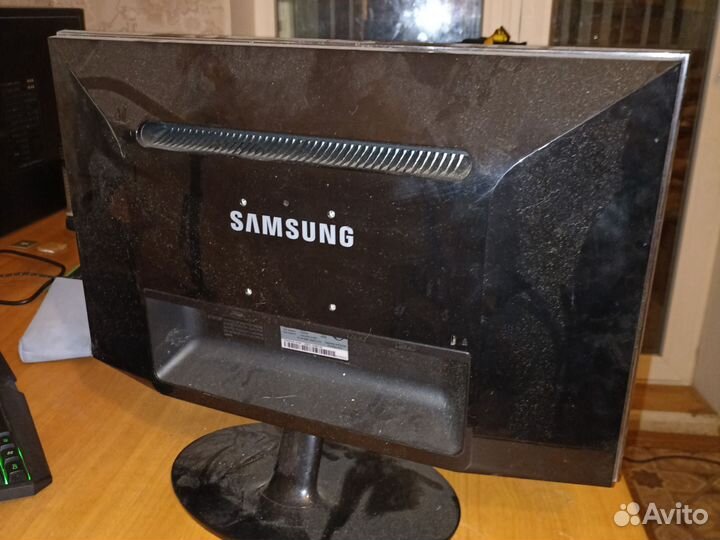 Разбитый монитор Samsung с сенсорной панелью