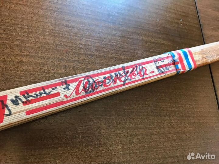 Клюшка с автографами хоккеистов ск Урицкого 1982