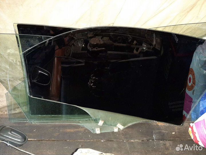 Стекло боковое (Mazda Familia,323)
