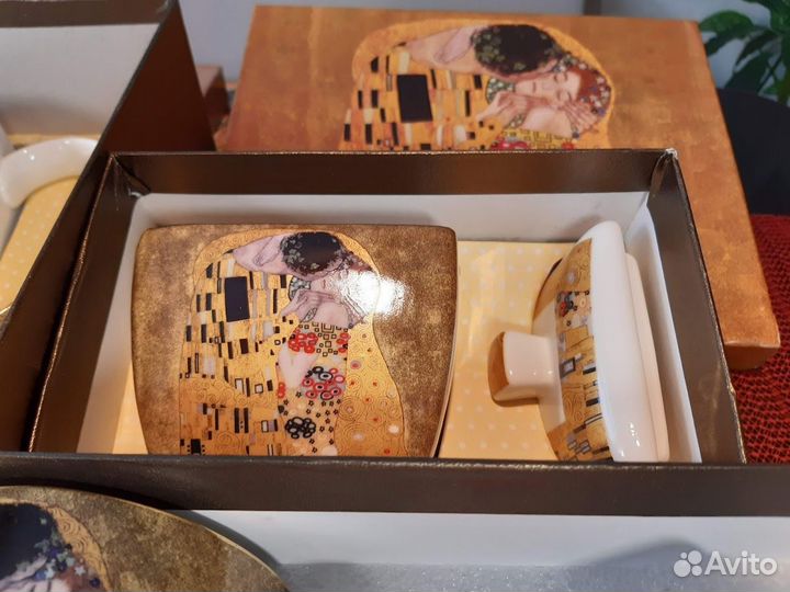 Сахарница и чайник с дизайном Поцелуй Г. Климта