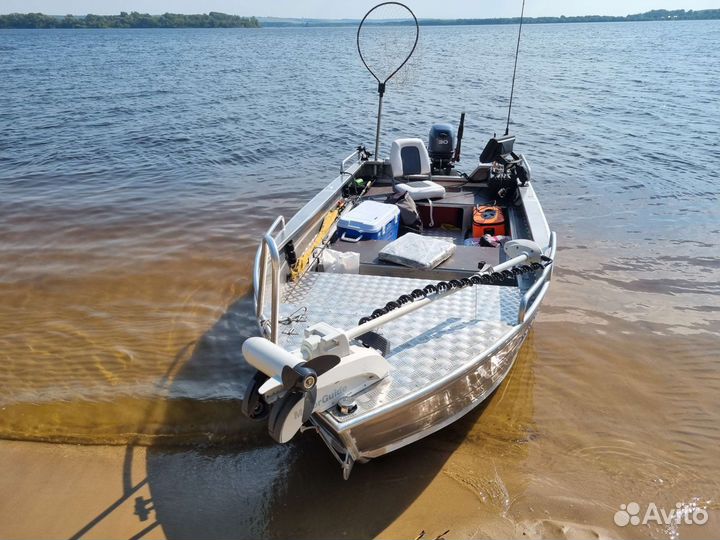 Лодка с мотором и прицепом