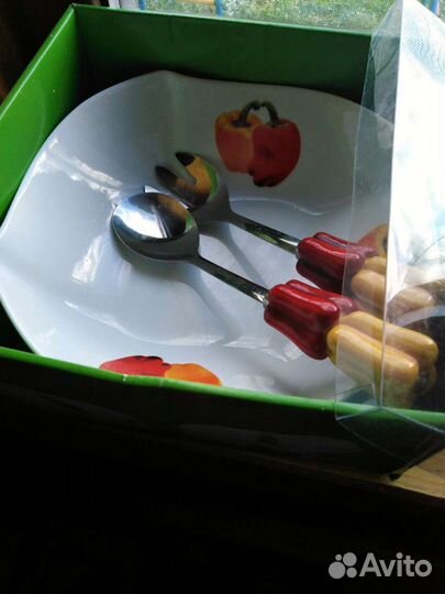 Керамический салатник с ложкой и вилкой