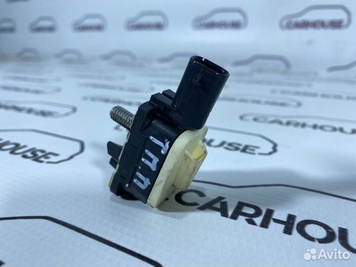 Датчик удара передний правый Volkswagen Touareg NF