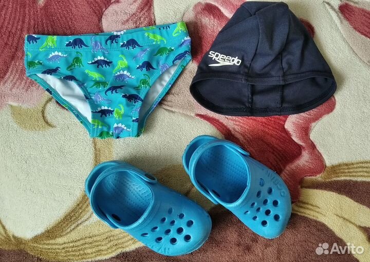 Шапочка для бассейна,плавки и сланцы для мальчика