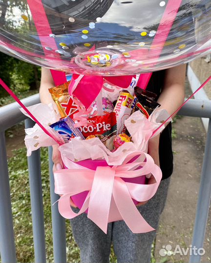 Сладкий букет в коробке с шаром