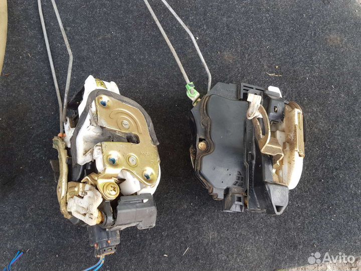 Замок задней двери Mitsubishi Outlander 1