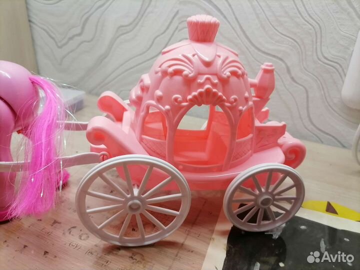 Лошадь с каретой