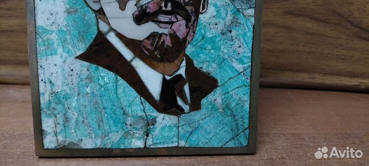 Портрет Вождя инкрустирован камнями. Ленин