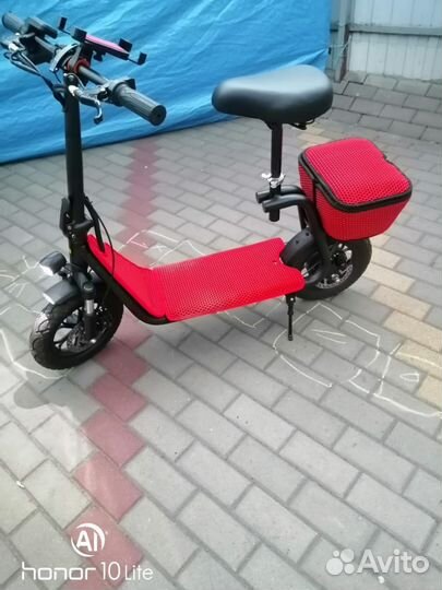 Электросамокат с сиденьем и корзиной