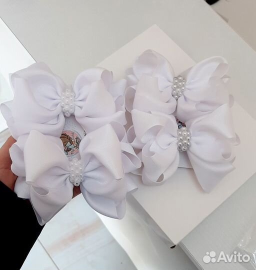 Белые банты на резинках