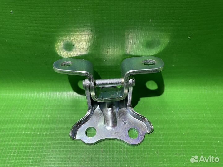 Петля задней левой двери Kia Rio 3 Solaris 1