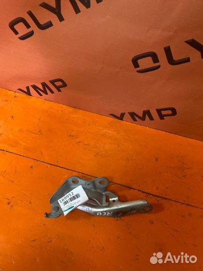 Петля капота левая Toyota Harrier ACU30 2AZ-FE