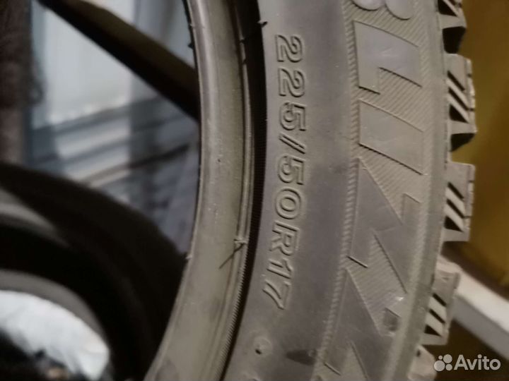 Bridgestone Blizzak Spike-01 225/50 R17