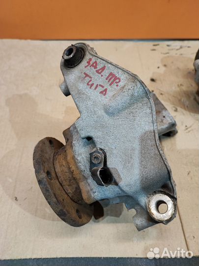 Кулак задний Volkswagen Tiguan 5N1