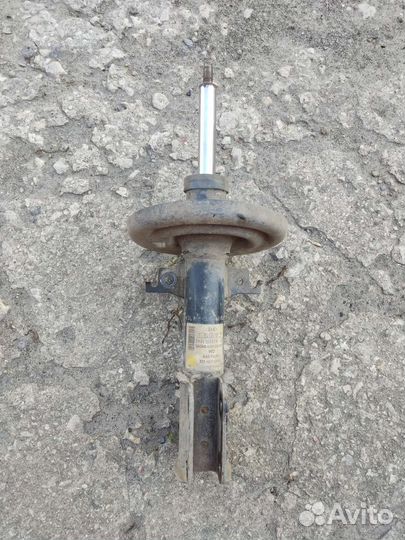 Продам переднюю стойку на флюенс