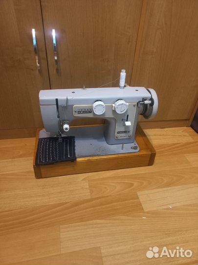 Швейная машина Чайка 3
